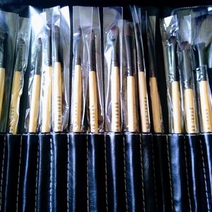 Set of 30 Bobby Brown makeup brushes